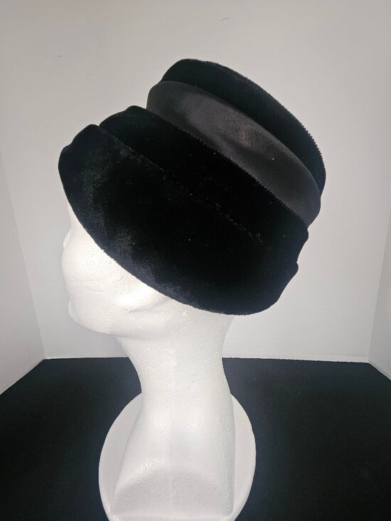 Vintage 1950s, 1960s Black Velvet Bucket Hat Satin Ribbon Gold Tone Snowflake main image 10